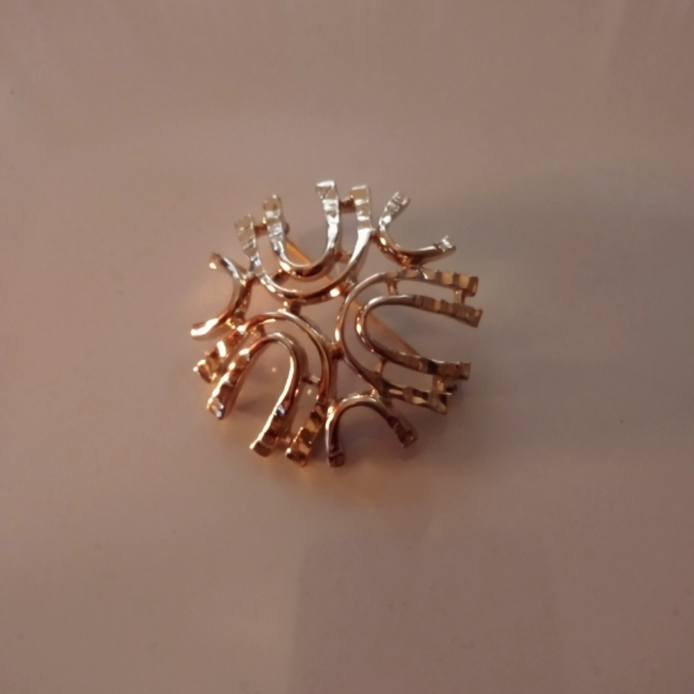 ♥️SARAH COVENTRY Goldtone Geometric Domed Brooch - Picture 4 of 4